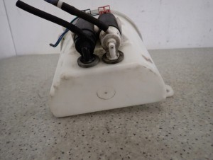 TOYOTA YARIS I FR 99-05 ZBIORNICZEK SPRYSKIWACZY POMPKA 8/8 MINIATURA