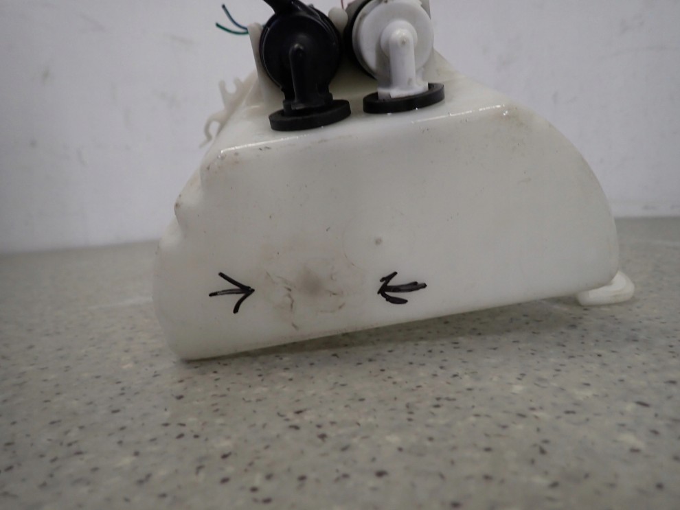 TOYOTA YARIS I FR 99-05 ZBIORNICZEK SPRYSKIWACZY POMPKA 6/7