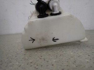 TOYOTA YARIS I FR 99-05 ZBIORNICZEK SPRYSKIWACZY POMPKA 6/7 MINIATURA