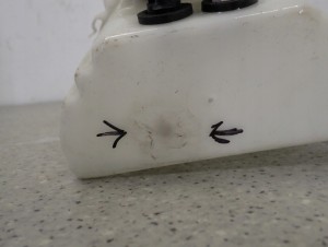 TOYOTA YARIS I FR 99-05 ZBIORNICZEK SPRYSKIWACZY POMPKA 7/7 MINIATURA