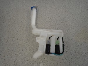 SUZUKI ALTO NISSAN PIXO 09- ZBIORNICZEK ZBIORNIK SPRYSKIWACZA POMPKI