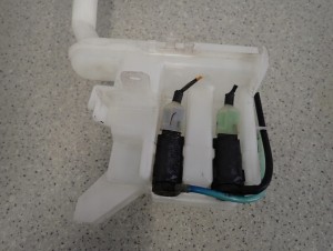 SUZUKI ALTO NISSAN PIXO 09- ZBIORNICZEK ZBIORNIK SPRYSKIWACZA POMPKI 2/5 MINIATURA