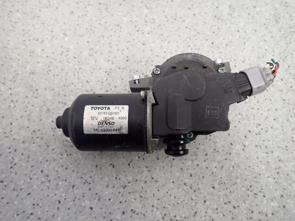 TOYOTA AVENSIS T25 03- SILNICZEK WYCIERACZEK PRZÓD EU 1/4