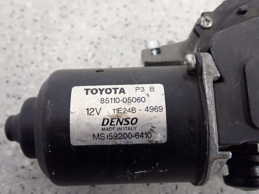 TOYOTA AVENSIS T25 03- SILNICZEK WYCIERACZEK PRZÓD EU 2/4