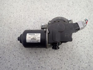 TOYOTA AVENSIS T25 03- SILNICZEK WYCIERACZEK PRZÓD EU