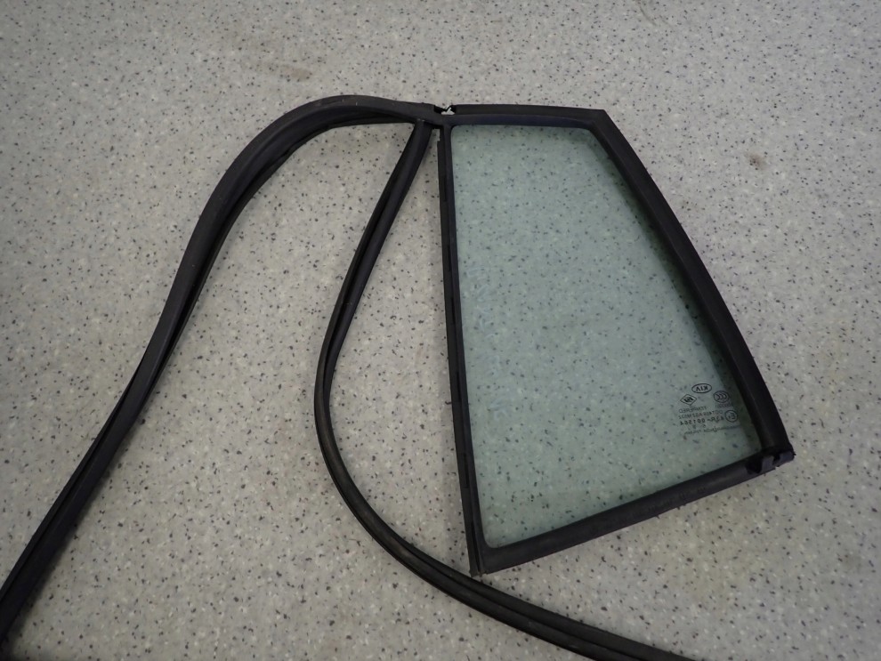 KIA PICANTO 04- SZYBA TYLNA PRAWA USZCZELKA 4/4