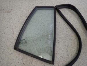 KIA PICANTO 04- SZYBA TYLNA PRAWA USZCZELKA 2/4 MINIATURA