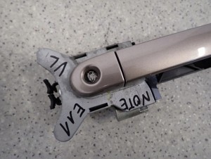 NISSAN NOTE E11 06-12 KLAMKA DRZWI PRZEDNIA LEWA 2/5 MINIATURA