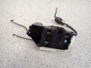 HYUNDAI GETZ 3D 02-10 ZAMEK DRZWI LEWY 4 PIN 3/6 MINIATURA