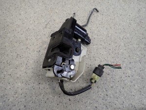 HYUNDAI GETZ 3D 02-10 ZAMEK DRZWI LEWY 4 PIN 6/6 MINIATURA