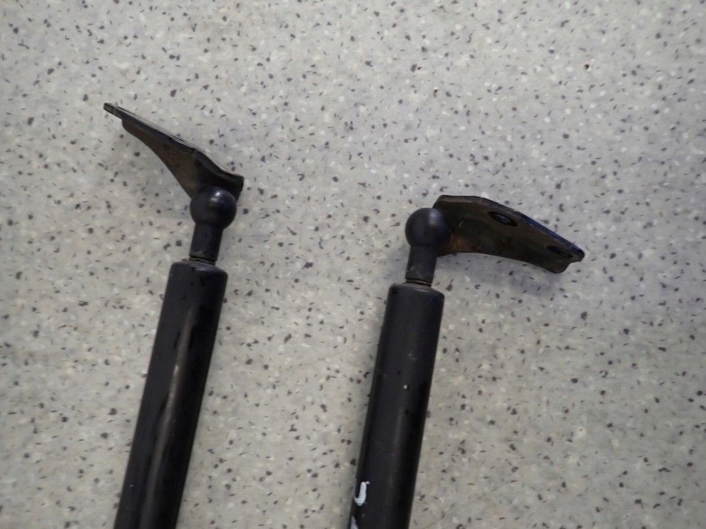 HONDA JAZZ II 02-07 SIŁOWNIKI KLAPY BAGAŻNIKA 3/4