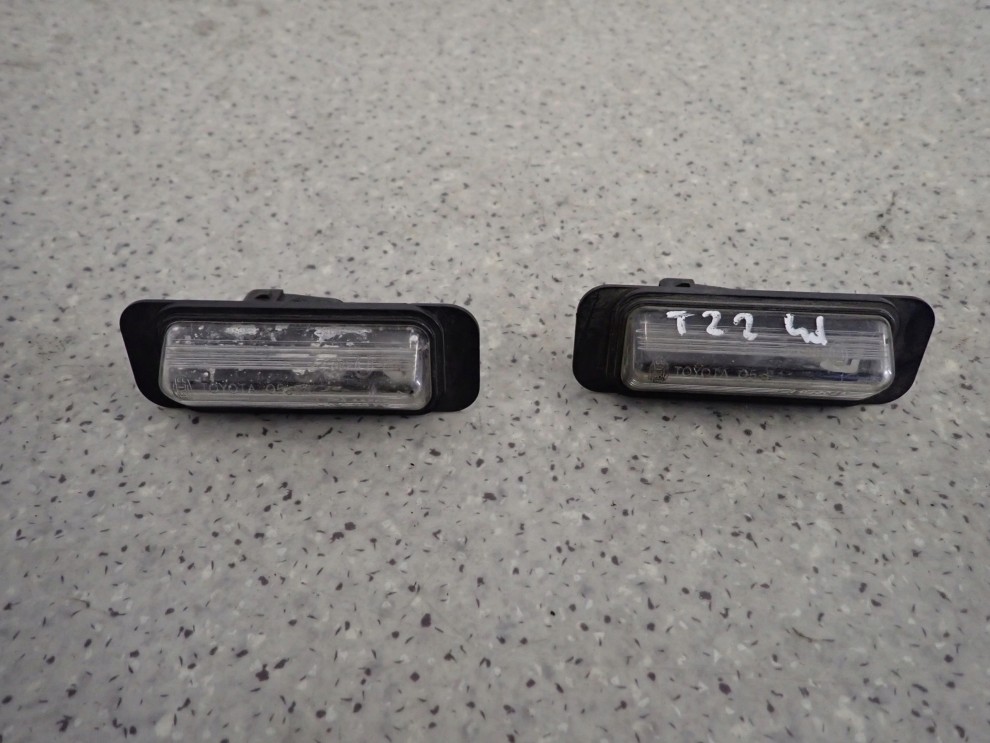 TOYOTA AVENSIS T25 5d 03- LAMPKA OŚWIETLENIA TABLICY REJESTRACYJNEJ 1/3