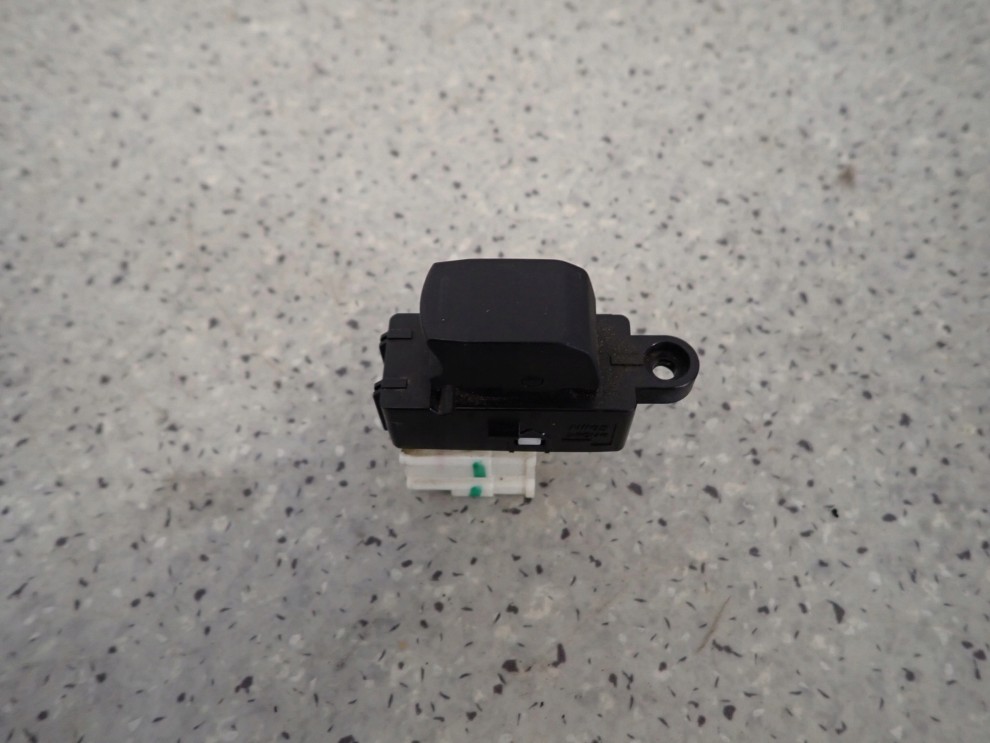 SUZUKI SWIFT MK7 10- PRZEŁĄCZNIK SZYBY PRZEDNI PRAWY 1/4