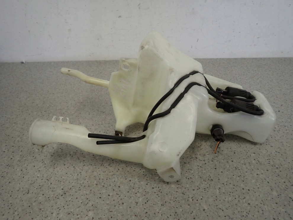 MITSUBISHI CARISMA 99- ZBIORNICZEK PŁYNU DO SPRYSKIWACZY 3/6