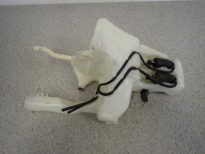 MITSUBISHI CARISMA 99- ZBIORNICZEK PŁYNU DO SPRYSKIWACZY