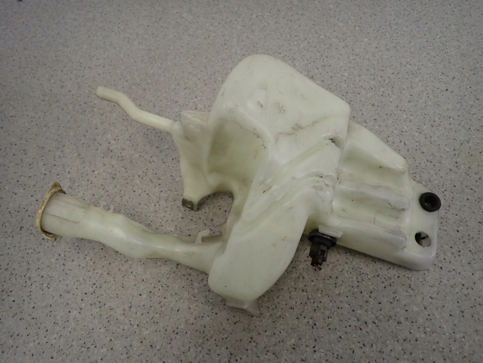 MITSUBISHI CARISMA 96- ZBIORNICZEK PŁYNU DO SPRYSKIWACZY 1/4