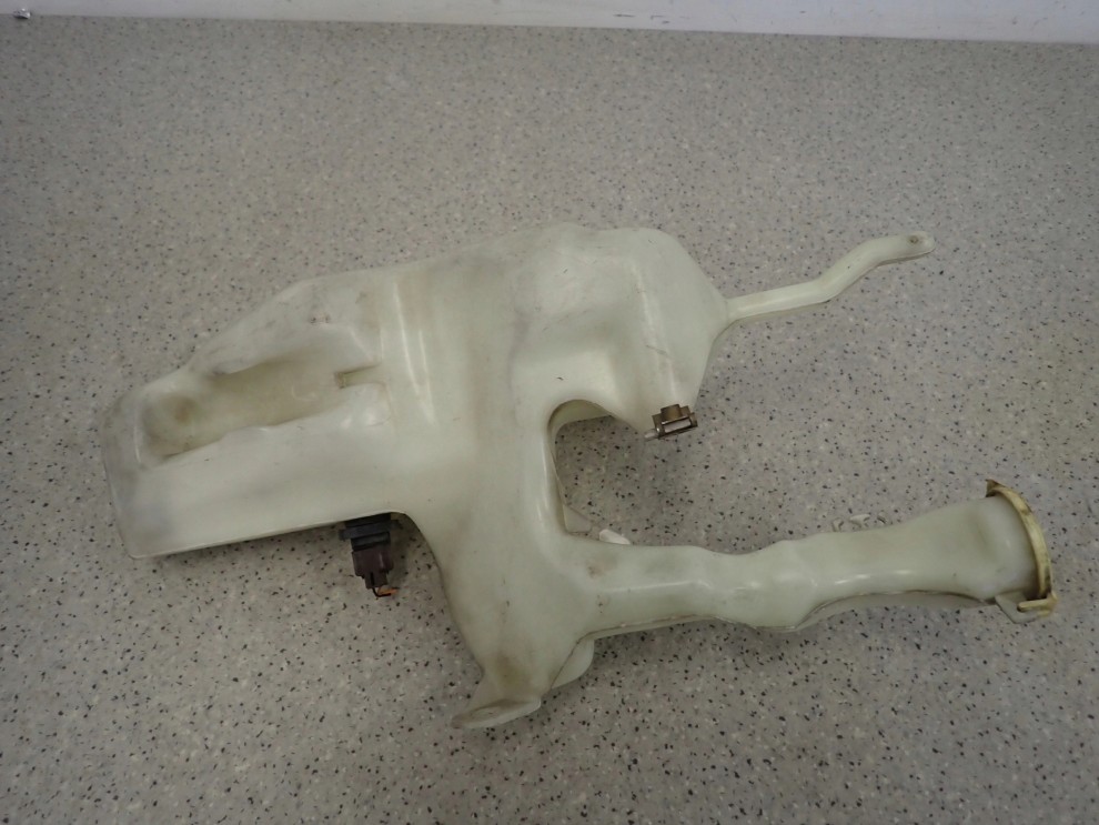 MITSUBISHI CARISMA 96- ZBIORNICZEK PŁYNU DO SPRYSKIWACZY 4/4