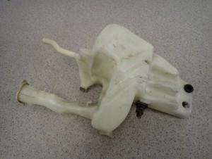 MITSUBISHI CARISMA 96- ZBIORNICZEK PŁYNU DO SPRYSKIWACZY