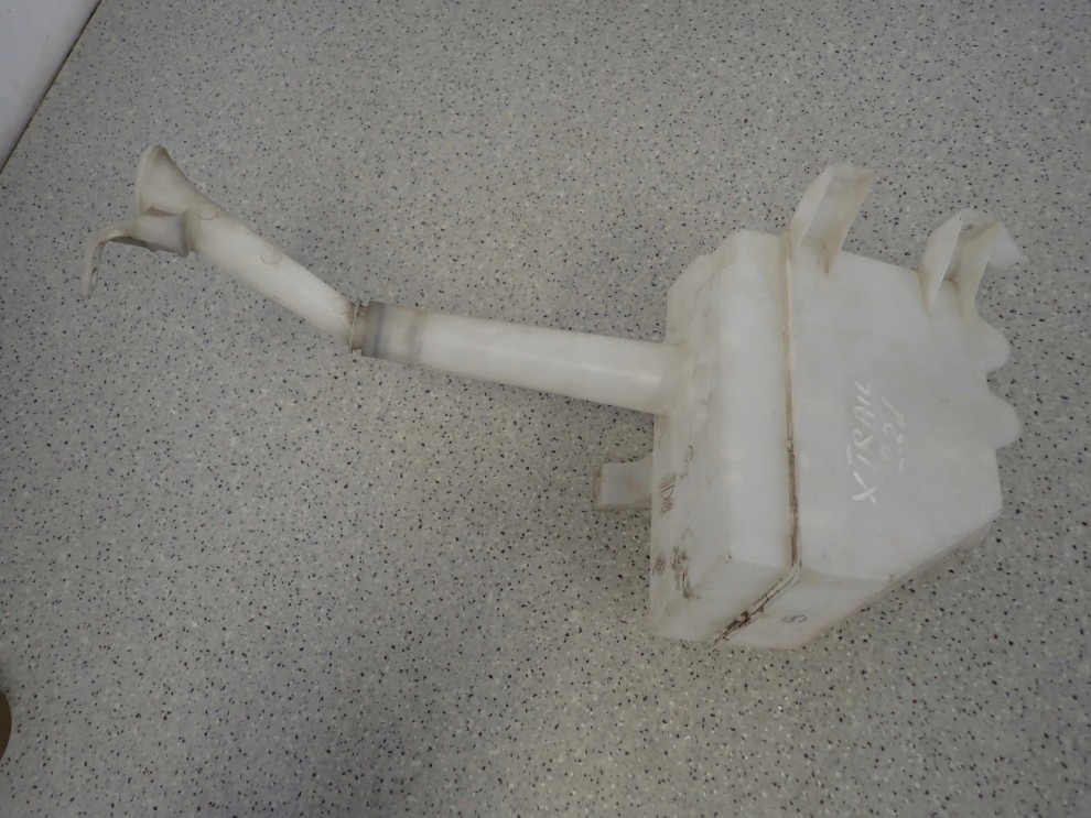 NISSAN XTRAIL T30 01- ZBIORNICZEK PŁYNU DO SPRYSKIWACZY 2/5