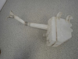 NISSAN XTRAIL T30 01- ZBIORNICZEK PŁYNU DO SPRYSKIWACZY 2/5 MINIATURA