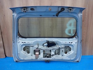 MITSUBISHI COLT 04-08 5d KLAPA BAGAŻNIKA SZYBA T42 7/8 MINIATURA