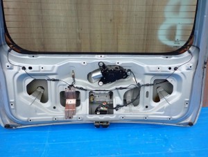 MITSUBISHI COLT 04-08 5d KLAPA BAGAŻNIKA SZYBA T42 8/8 MINIATURA