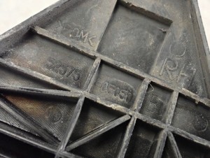 TOYOTA AVENSIS T25 KOMBI 02- ŚLIZG ZDERZAKA TYLNY PRAWY 4/4 MINIATURA