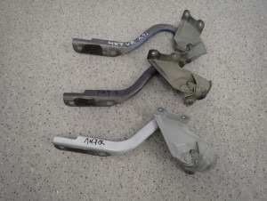 SUZUKI SWIFT MK7 5D 10- ZAWIAS MASKI PRAWY