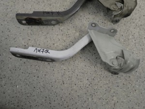 SUZUKI SWIFT MK7 5D 10- ZAWIAS MASKI PRAWY 2/5 MINIATURA