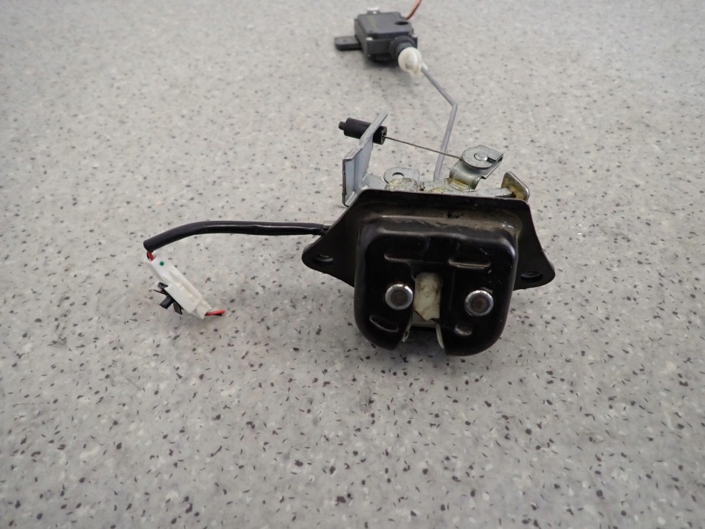 NISSAN ALMERA N16 HB 5D 00-06 ZAMEK TYLNY KLAPY BAGAŻNIKA SIŁOWNIK 4/5