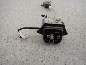 NISSAN ALMERA N16 HB 5D 00-06 ZAMEK TYLNY KLAPY BAGAŻNIKA SIŁOWNIK 4/5 MINIATURA