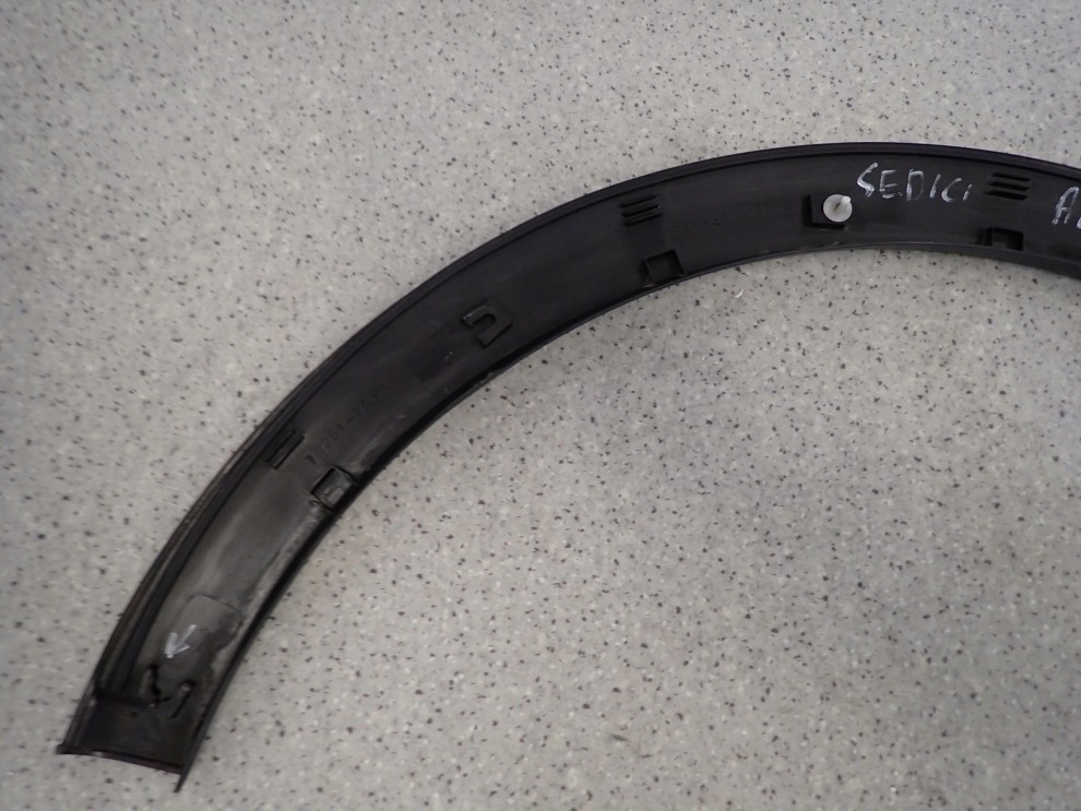 FIAT SEDICI 06- LISTWA BŁOTNIKA TYLNA LEWA 7/9