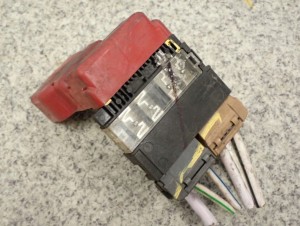 SUZUKI ALTO NISSAN PIXO 1.0 09 - KLEMA PLUSOWA 2/6 MINIATURA