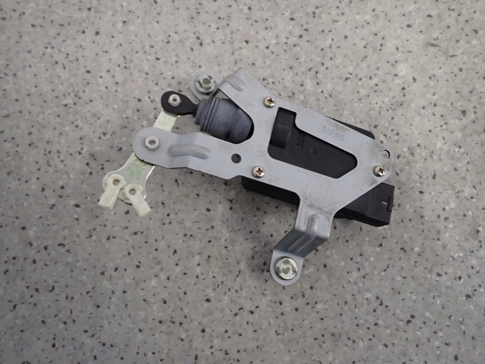 HYUNDAI SANTA FE 01-05 SIŁOWNIK ZAMKA KLAPY BAGAŻNIKA 3/4