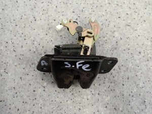 HYUNDAI SANTA FE 01-06 ZAMEK TYLNEJ KLAPY BAGAŻNIKA 2/4 MINIATURA