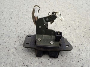 HYUNDAI SANTA FE 01-06 ZAMEK TYLNEJ KLAPY BAGAŻNIKA 3/4 MINIATURA