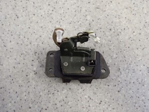 HYUNDAI SANTA FE 01-06 ZAMEK TYLNEJ KLAPY BAGAŻNIKA 4/4 MINIATURA