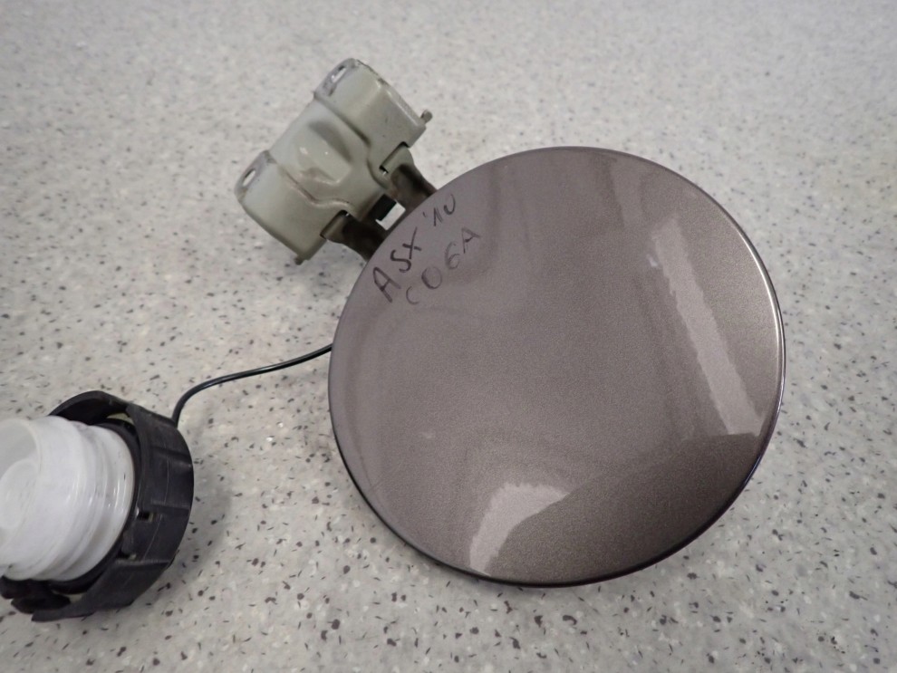 MITSUBISHI ASX 10-16 KLAPKA WLEWU PALIWA C06A 3/5