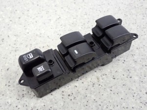 MITSUBISHI ASX 10- PANEL PRZEŁĄCZNIK SZYB PRZEDNI LEWY 2/4 MINIATURA