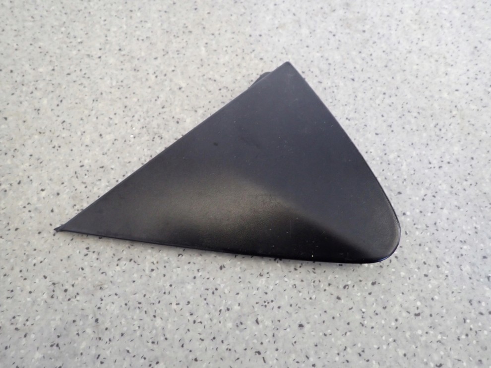 TOYOTA YARIS II 06- TRÓJKĄT PRZEDNI LEWY BŁOTNIKA ZAŚLEPKA 3/5