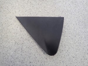 TOYOTA YARIS II 06- TRÓJKĄT PRZEDNI LEWY BŁOTNIKA ZAŚLEPKA 2/5 MINIATURA