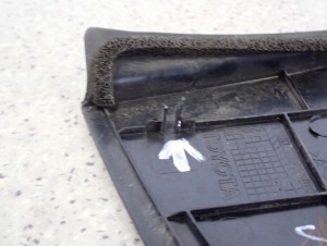 TOYOTA YARIS II 06- TRÓJKĄT PRZEDNI LEWY BŁOTNIKA ZAŚLEPKA 5/5 MINIATURA