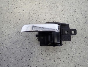 MITSUBISHI ASX 10-16 KLAMKA WEWNĘTRZNA PRZEDNIA LEWA 4/5 MINIATURA