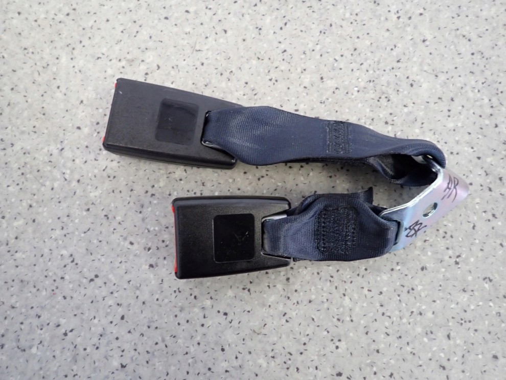 MITSUBISHI ASX 10-16 ZAPINKA PASA TYLNA PRAWA ŚRODKOWA 2/4