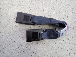 MITSUBISHI ASX 10-16 ZAPINKA PASA TYLNA PRAWA ŚRODKOWA 2/4 MINIATURA