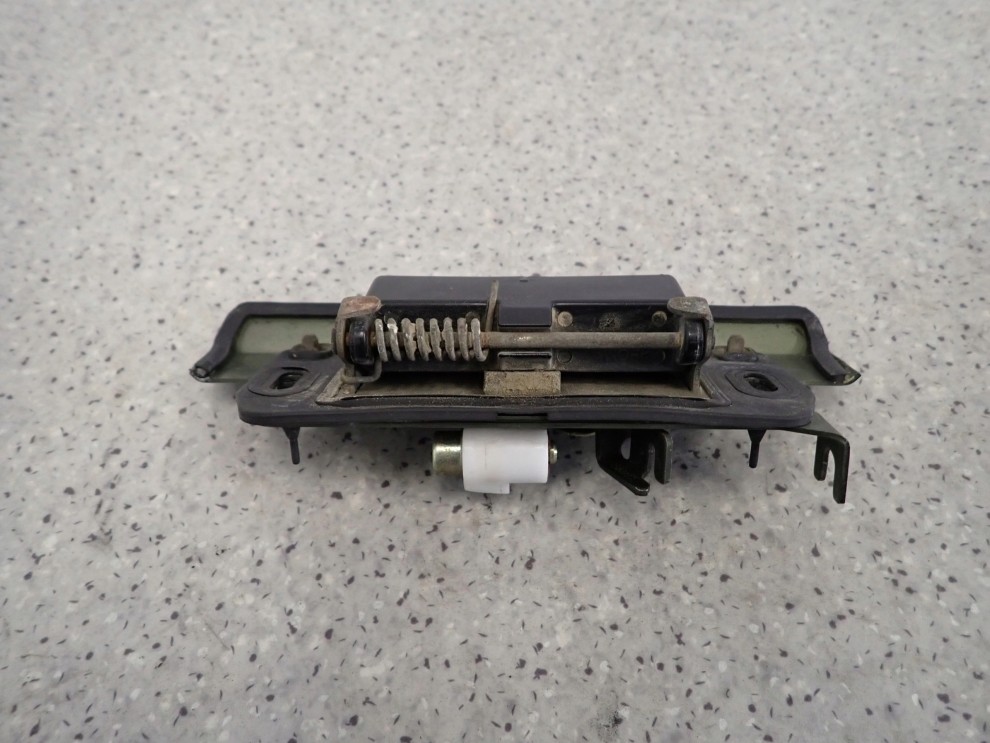 NISSAN ALMERA N16 00- KLAMKA TYLNA KLAPY BAGAŻNIKA 3/4