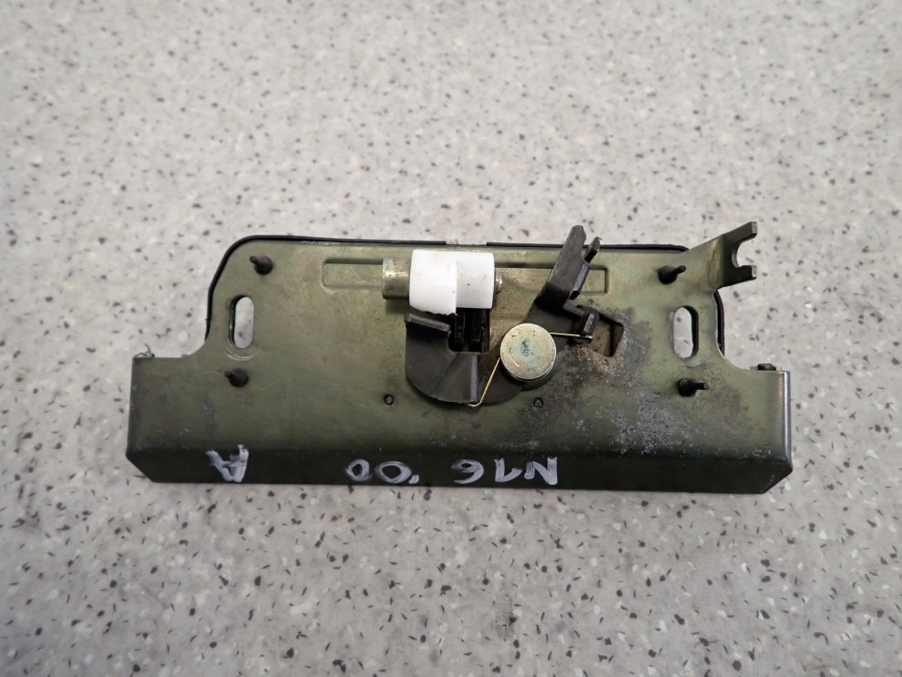 NISSAN ALMERA N16 00- KLAMKA TYLNA KLAPY BAGAŻNIKA 4/4