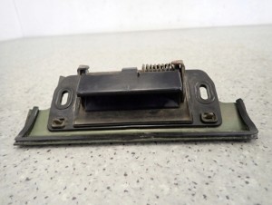 NISSAN ALMERA N16 00- KLAMKA TYLNA KLAPY BAGAŻNIKA 2/4 MINIATURA