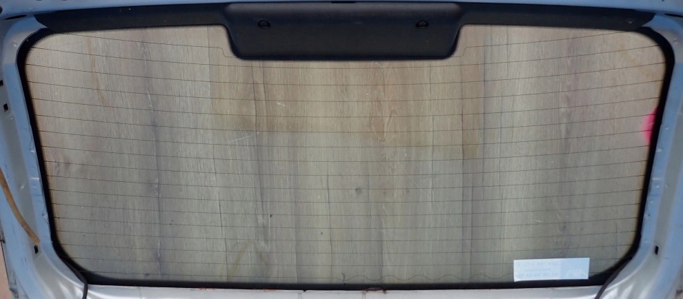 ALMERA TINO 00-06 SZYBA TYLNA KLAPY BAGAŻNIKA 3/4