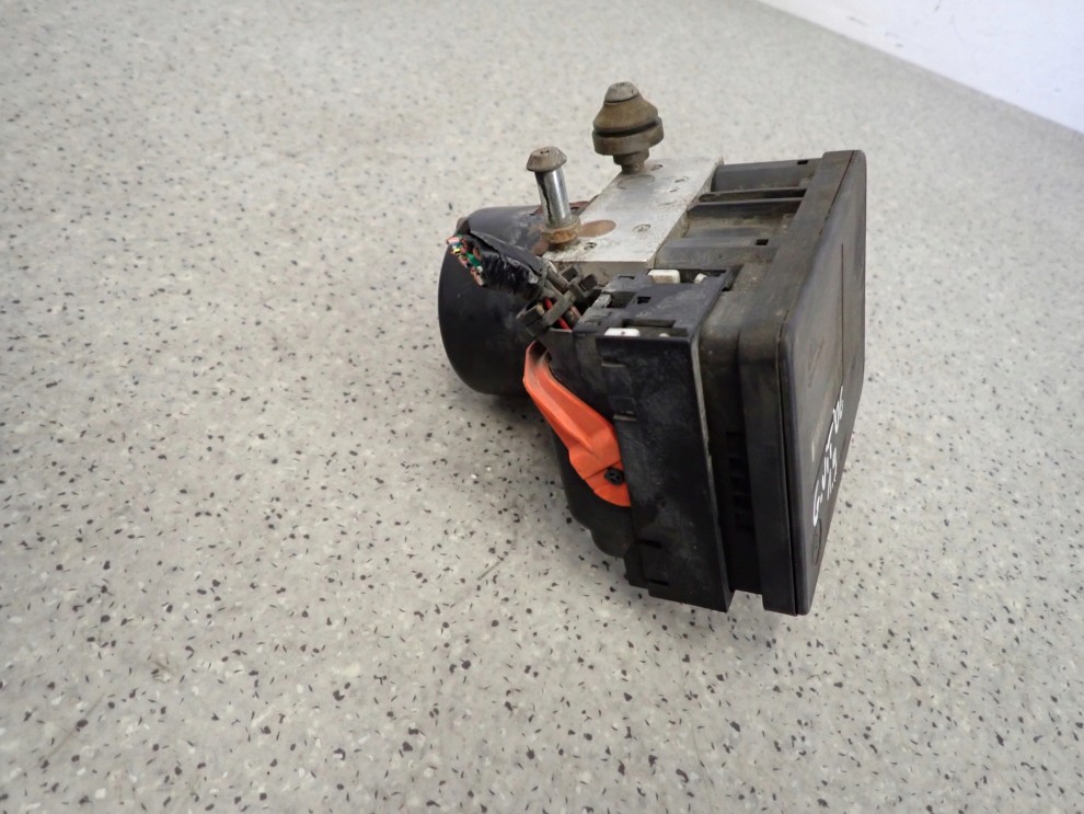 SUZUKI GRAND VITARA II 1.9d POMPA ABS 65j9 4/8